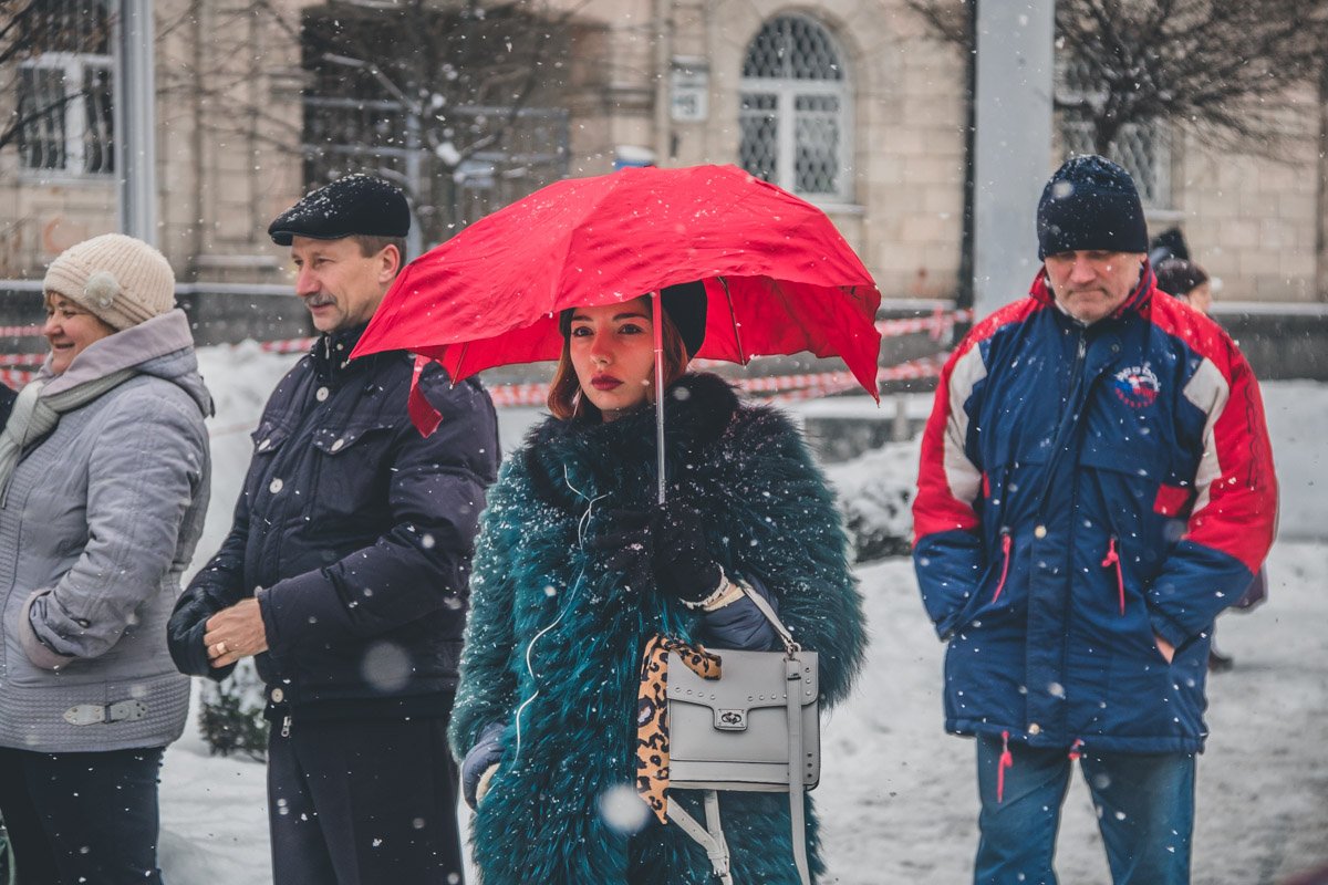 Можно спрятаться под зонтом, но прятать улыбку не нужно Можно спрятаться под зонтом, но прятать улыбку не нужно