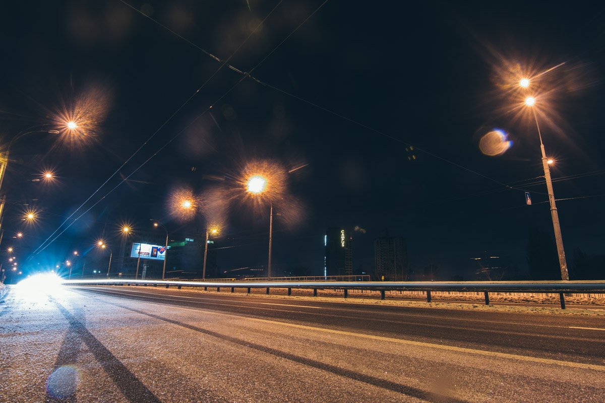 Мост над железной дорогой в лучах фонарей