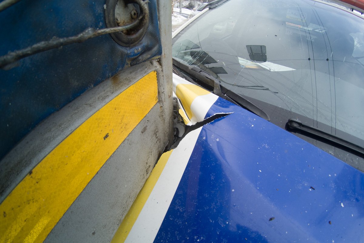 Также у машины месте столкновения треснуло лобовое стекло