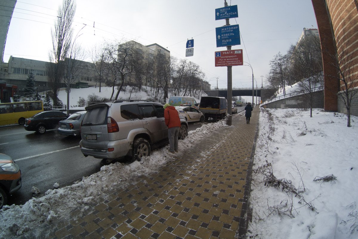 После аварии копы вышли из машины, забрали у водителя Land Cruiser документы и сказали ждать,