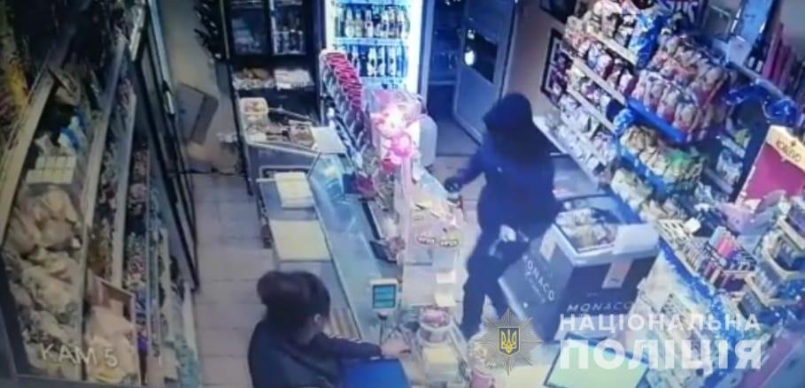 В Киевской области мужчина в темной одежде и балаклаве пытался устроить "интернет-ограбление" продуктового магазина