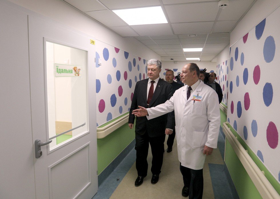 Президент Украины Петр Порошенко в больнице имени Руднева