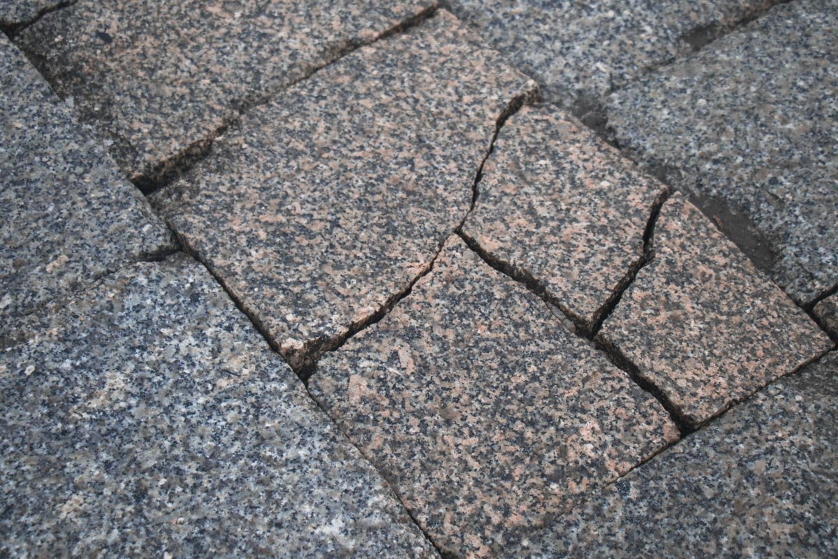 При разработке проекта участники тендера должны предусмотреть мощение тротуаров ФЭМ или природным камнем