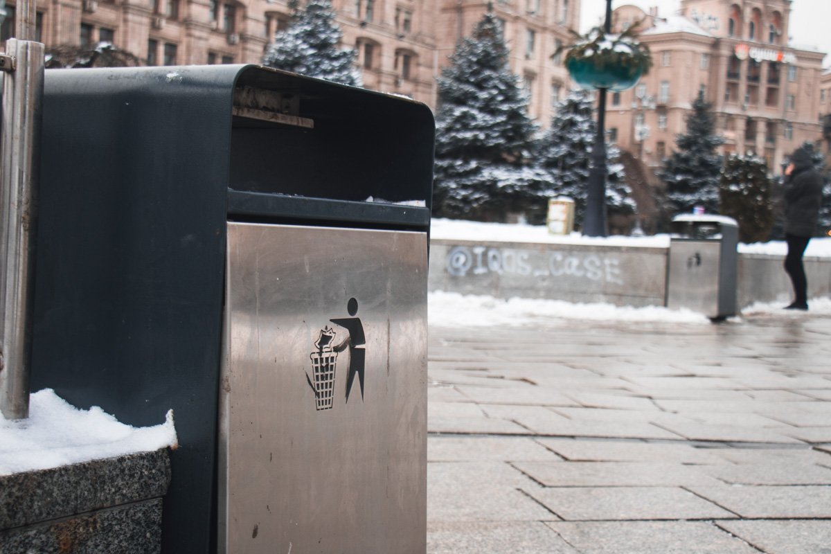 Также не забыли об установке достаточного количества мусорных урн