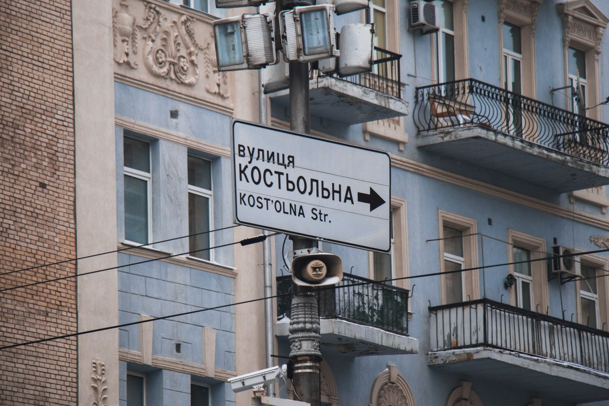 Указатели направления и нумерации улиц на перекрестках также заменят на обновленные