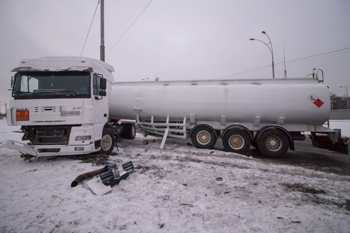 В Киеве на улице Академика Заболотного произошла авария с участием седельного тягача DAF