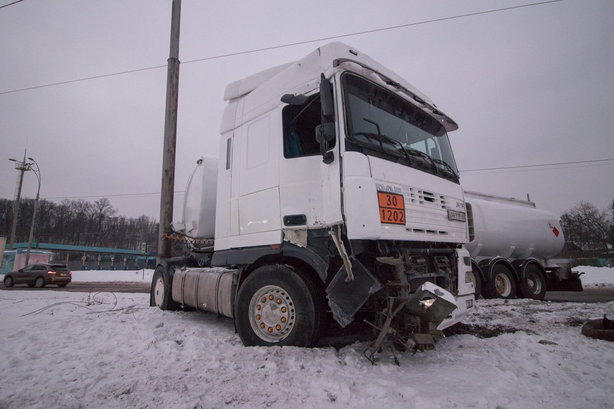 Водитель грузовика, чтобы избежать столкновения с пешеходом, сбил электроопору и вылетел на обочину