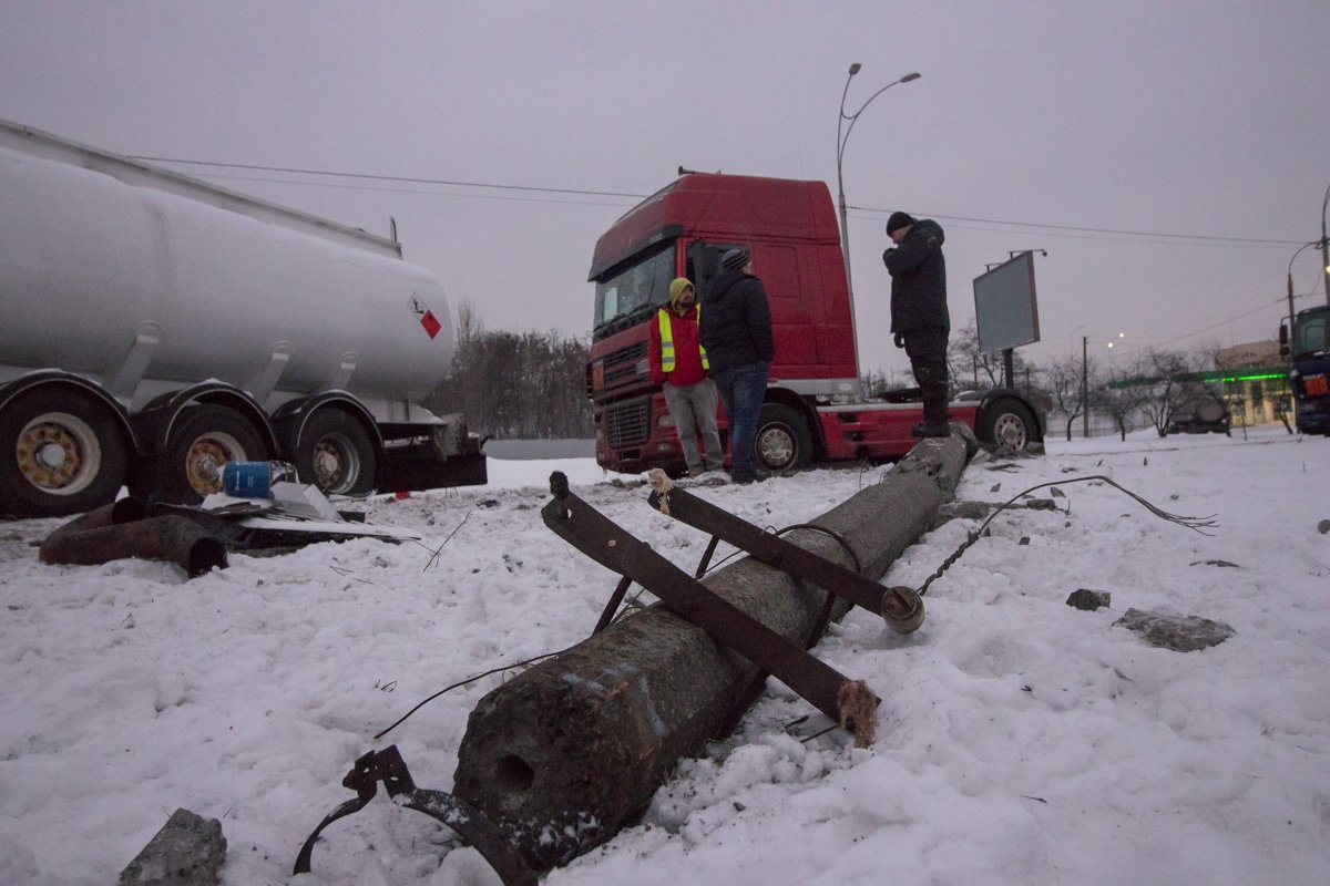 Водитель бензовоза двигался в средней полосе по улице Академика Заболотного