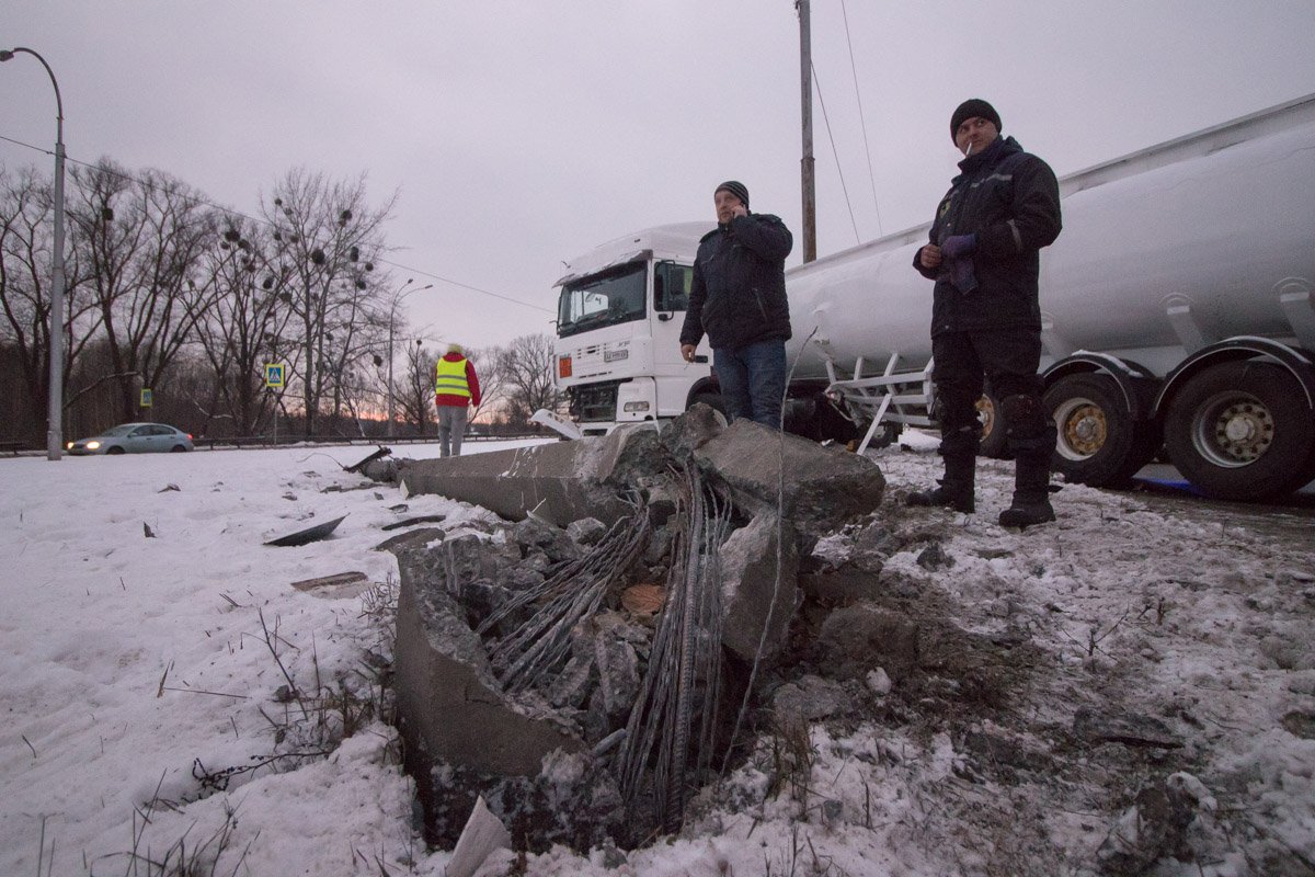 Недалеко от улицы Пироговский шлях перед грузовиком выскочил мужчина-пешеход