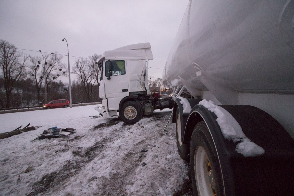 Чтобы избежать столкновения водитель тягача резко вывернул руль влево