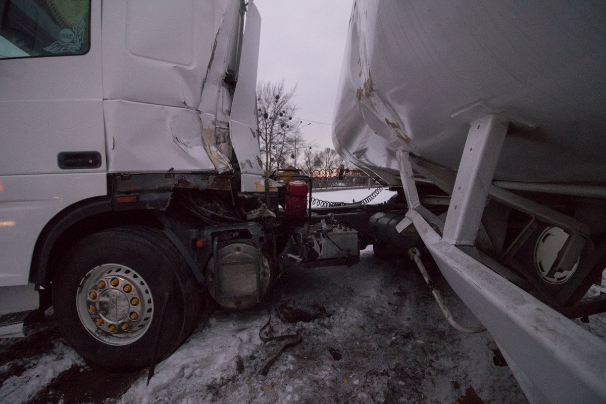 Машину занесло, она врезалась в электроопору и остановилась на обочине