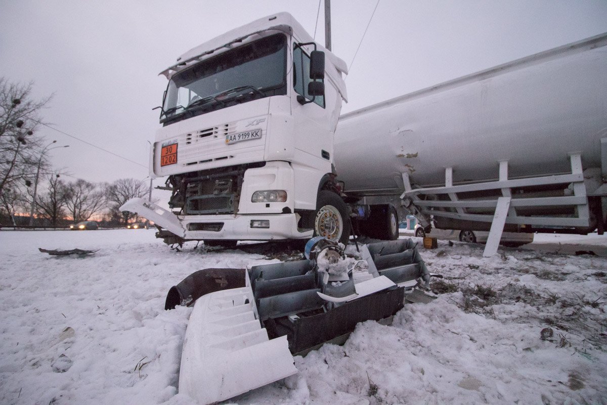 Бензовоз получил серьезные повреждения кабины и самой цистерны