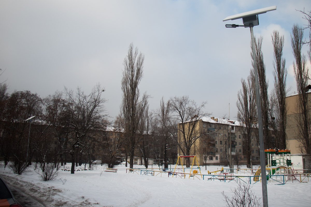 Некоторые улицы Киева теперь будут освещать фонари, заряженные солнечной энергией