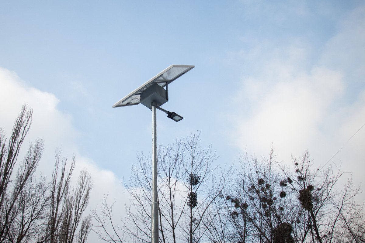 Для зарядки фонарей достаточно природного источника - света