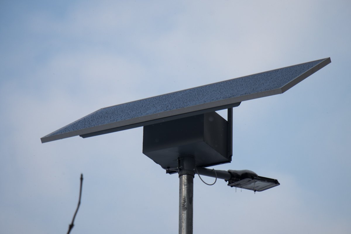 На столбе закреплена пластина, которая впитывает солнечную энергию в течение дня