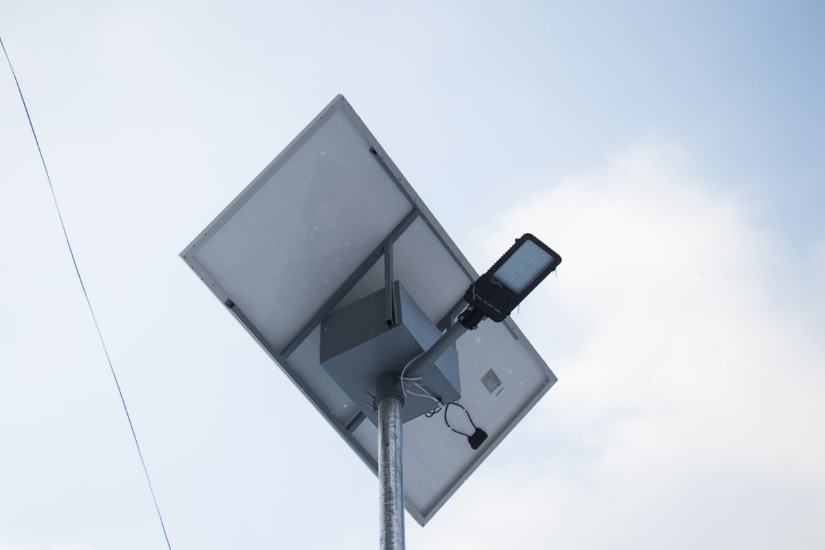 Под пластиной находится осветительный элемент