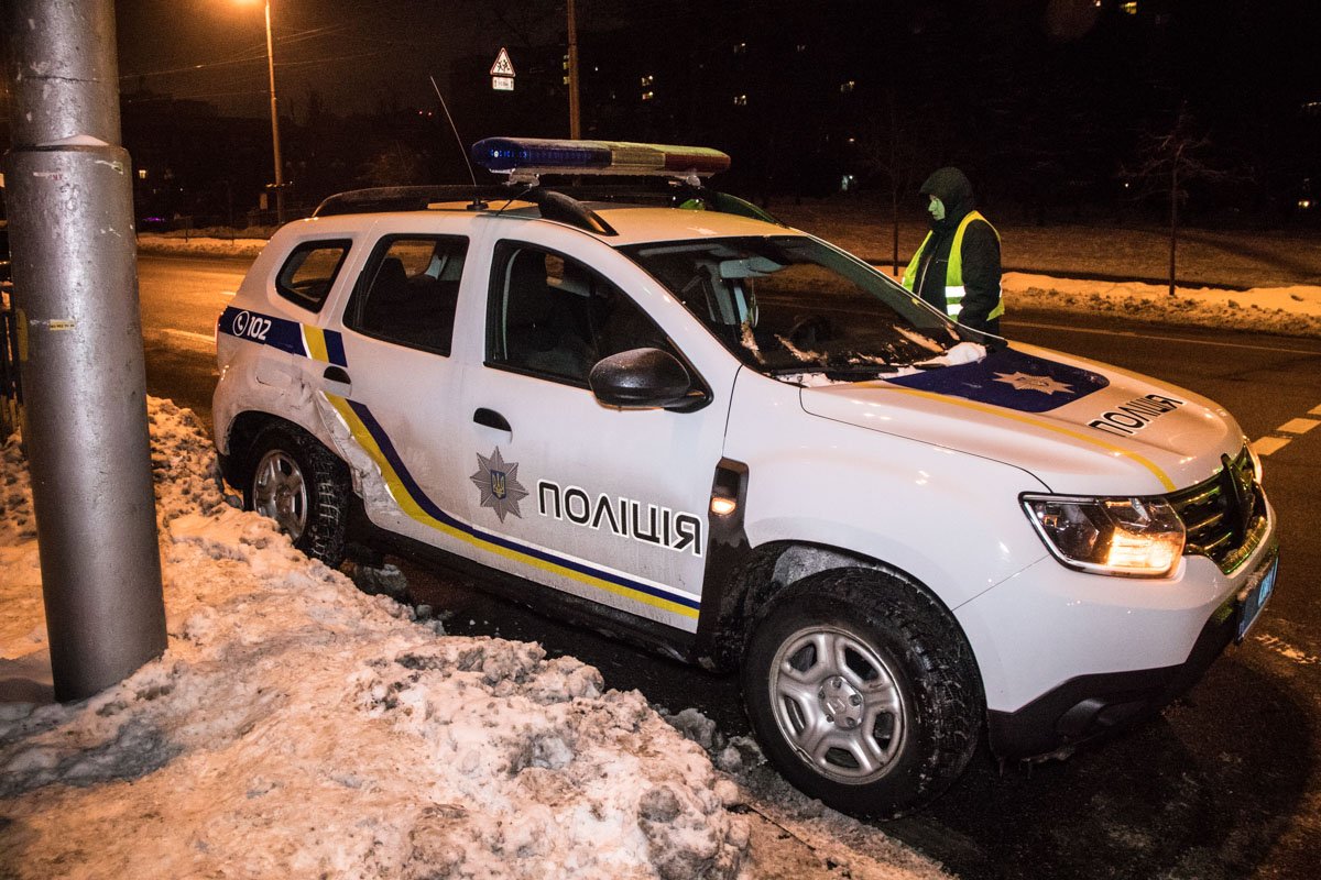 В этот момент полицейские ехали на вызов с включенными проблесковыми огнями