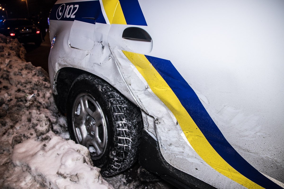 В то же время у полицейского Renault смят бок
