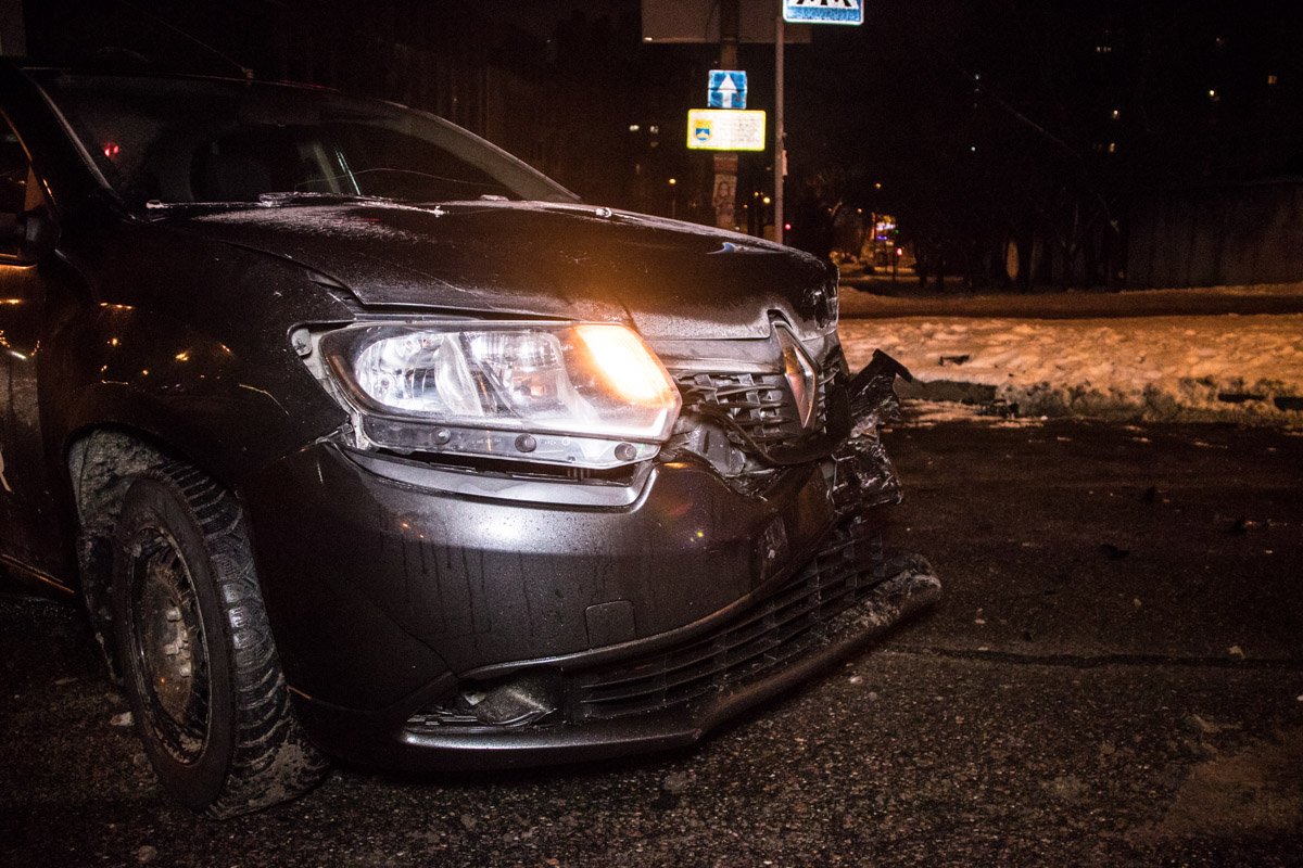 В результате аварии один из полицейских повредил себе ногу