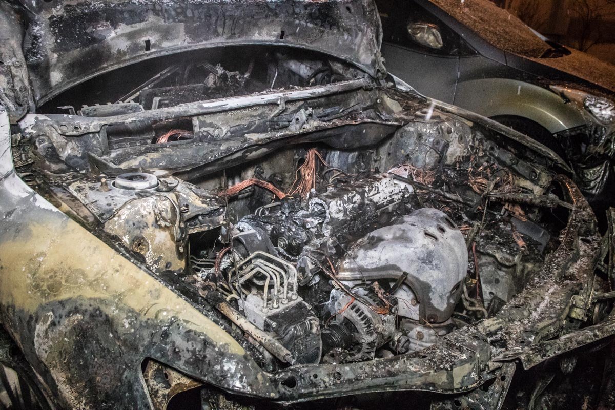 К счастью, прибывшие пожарные ликвидировали пожар, не дав ему перекинуться на третий автомобиль - Hyundai Elantra