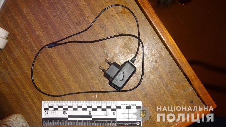 Мужчина задушил жену друга зарядкой от телефона