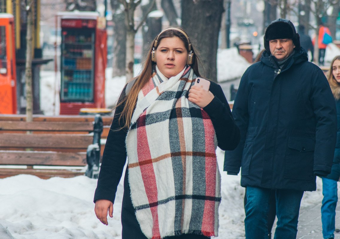 В мыслях о покупке нового яркого шарфика, ведь это главный зимний аксессуар 