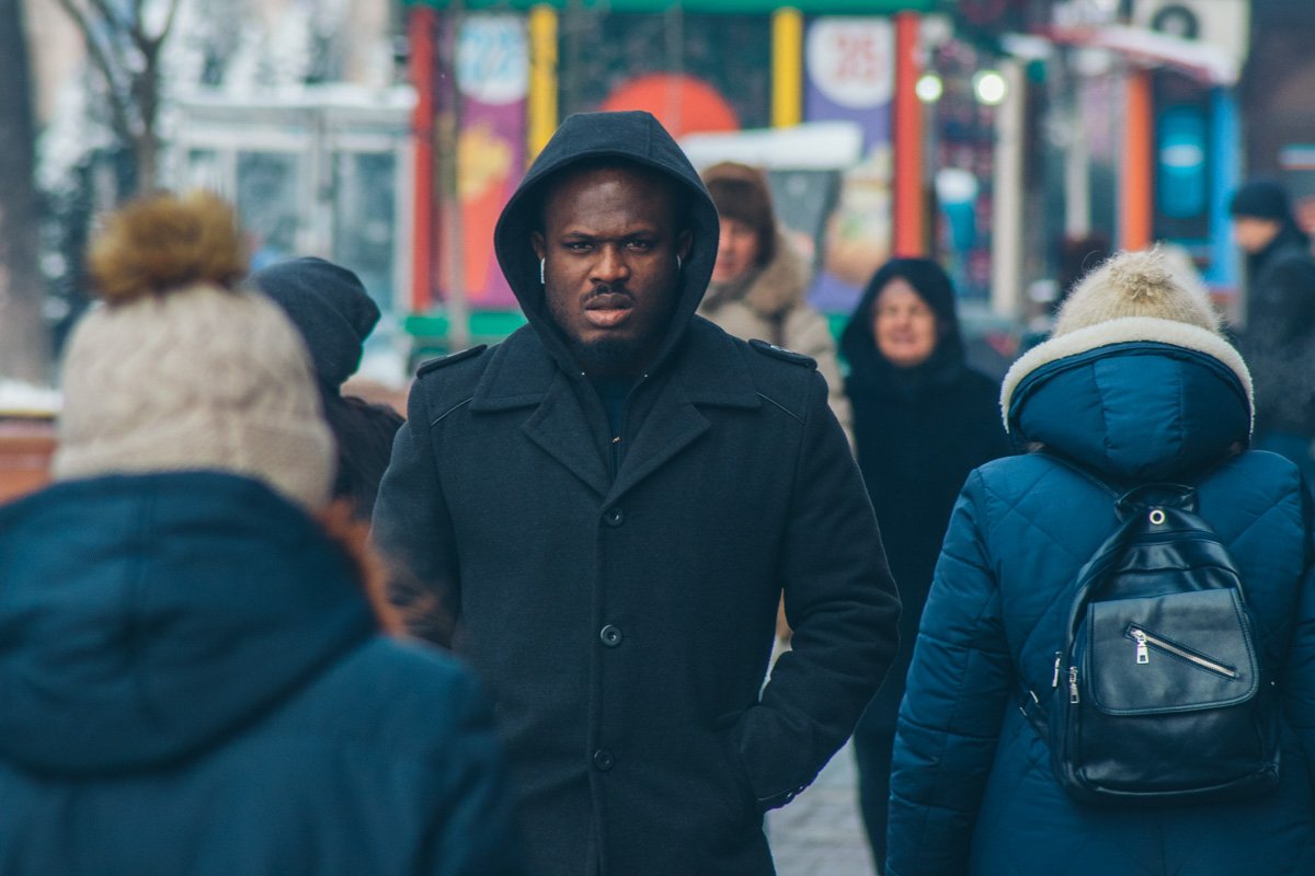 Женщины... вот что им больше нужно: цветы или конфеты?