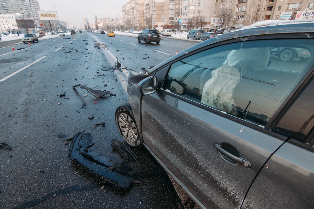 9 января на улице Ревуцкого произошла серьезная авария с участием автомобилей Volkswagen Polo и Transporter