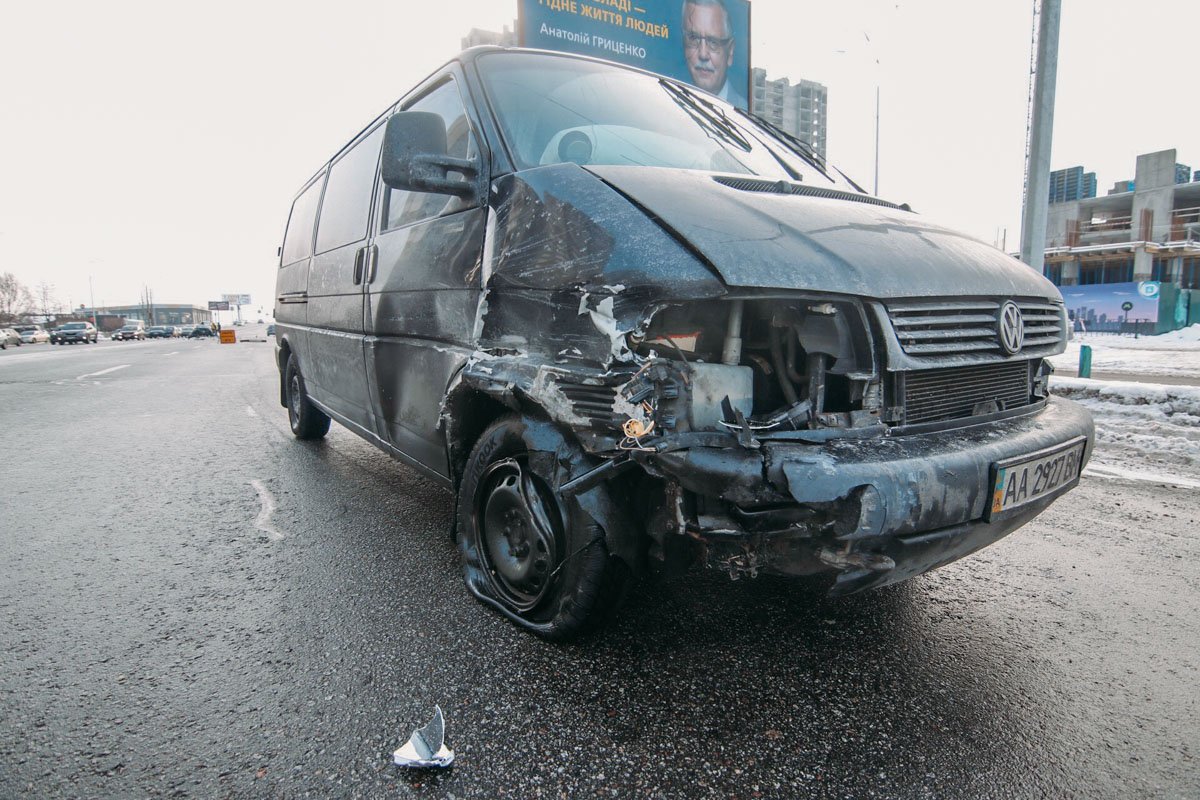 Водитель микроавтобуса не успел заметить опасный маневр Polo и влетел в переднюю часть легковушки