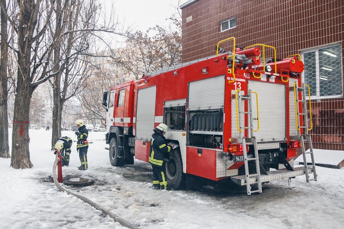 В это время в комнате находился мужчина, который надышался угарным газом, но его спасли В это время в комнате находился мужчина, который надышался угарным газом, но его спасли