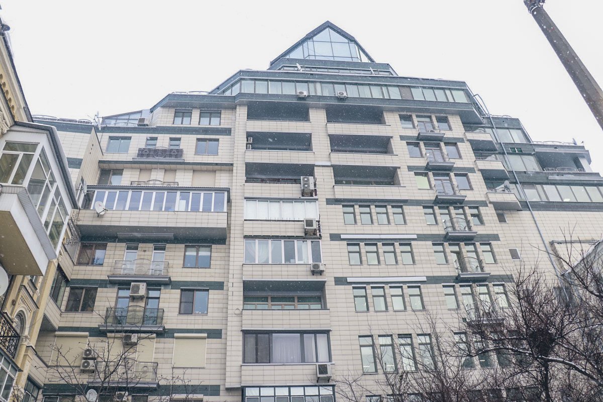 По словам очевидцев, он выпрыгнул из окна бизнес-центра