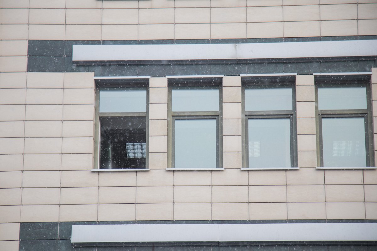 Предварительно, мальчик выпрыгнул из окна на 5 этаже