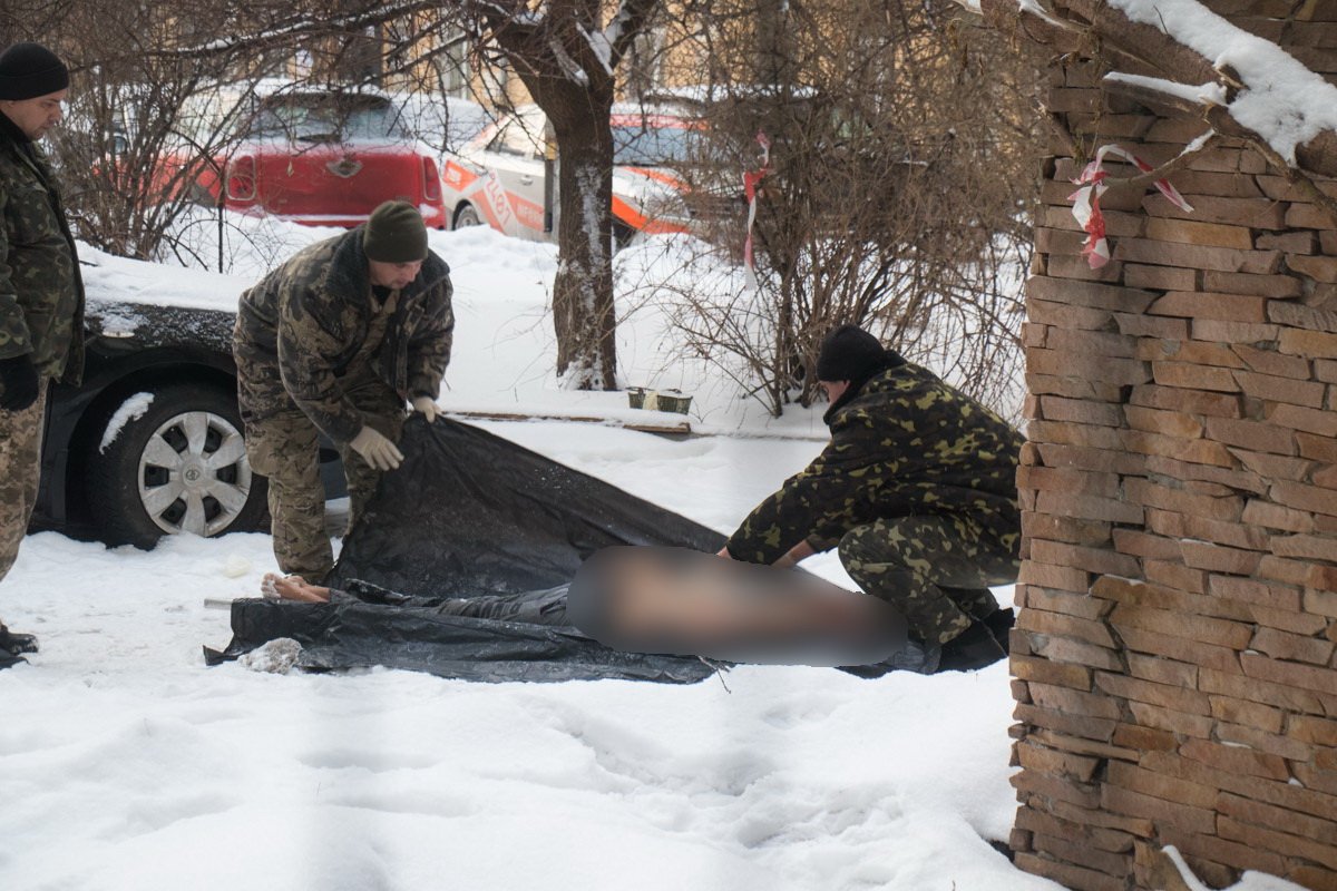 Подросток лежал без обуви и в одной майке