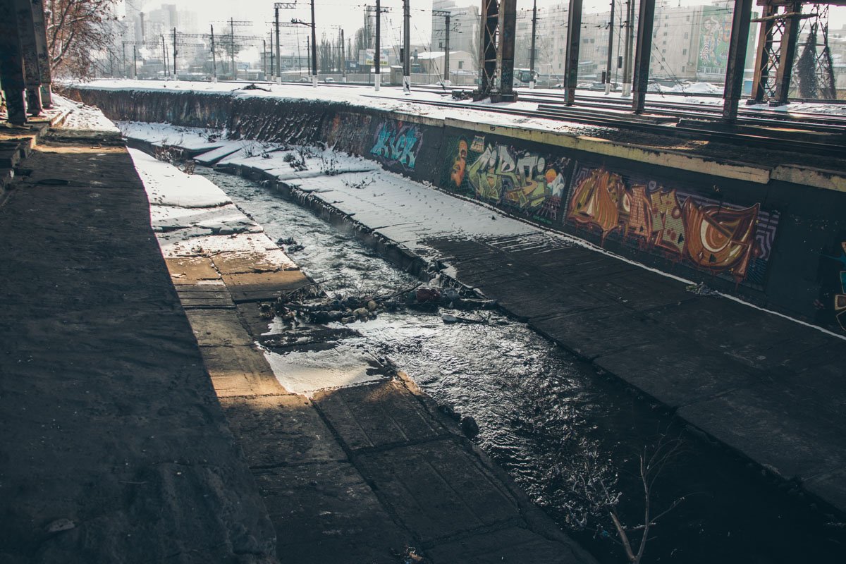 В Киеве неизвестные свезли мусор на берег реки Лыбедь, возле ТРЦ Ocean Plaza