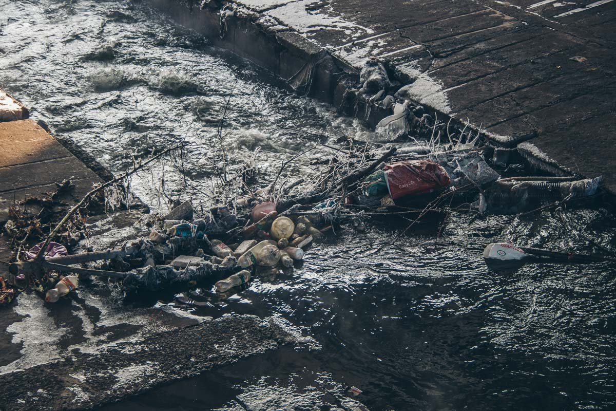 В Лыбедь недобросовестные жители Киева сбрасывают бытовые и строительные отходы