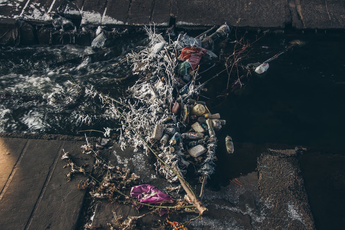 Полиэтиленовые пакеты, пластиковые бутылки и прочий мусор скапливается на воде в настоящие мусорные заторы