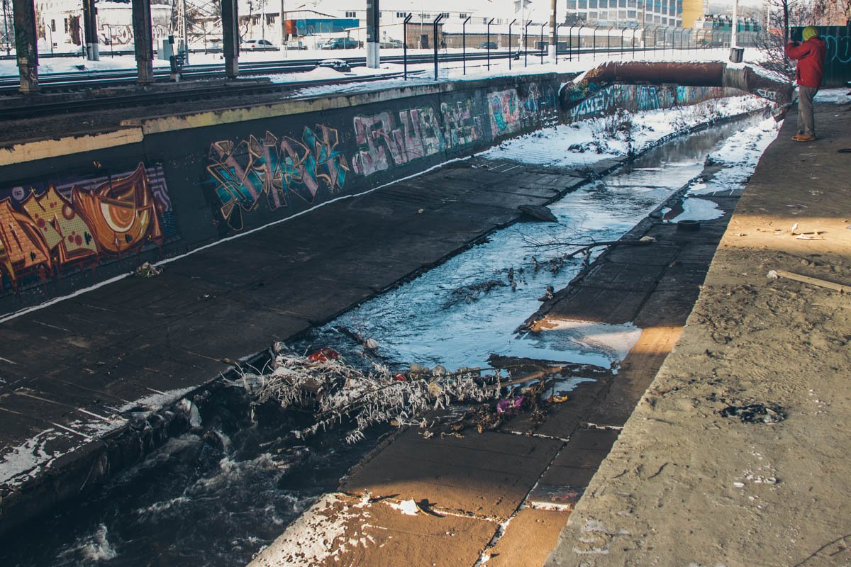 Речные воды сильно загрязнены, сток уменьшился, из полноводной реки Лыбедь превратилась в закованный бетоном ручей