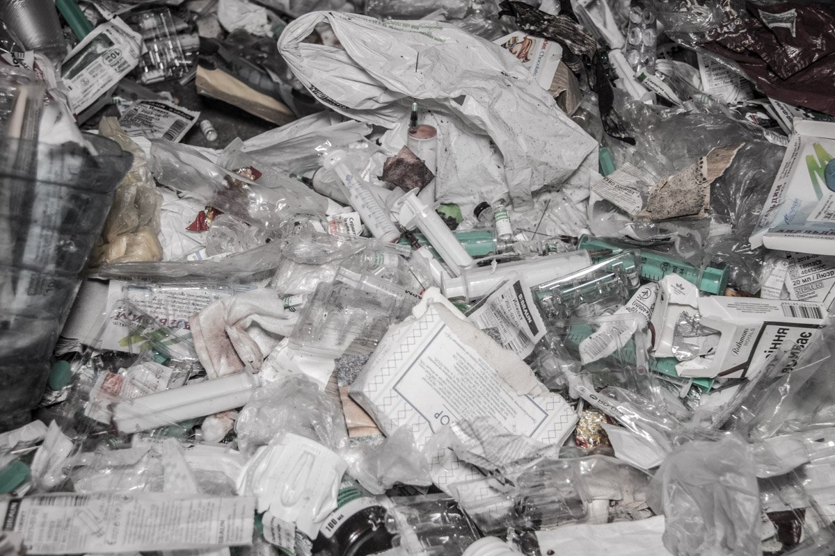 В помещениях было множество мусора, бутылок от спиртного и шприцов В помещениях было множество мусора, бутылок от спиртного и шприцов