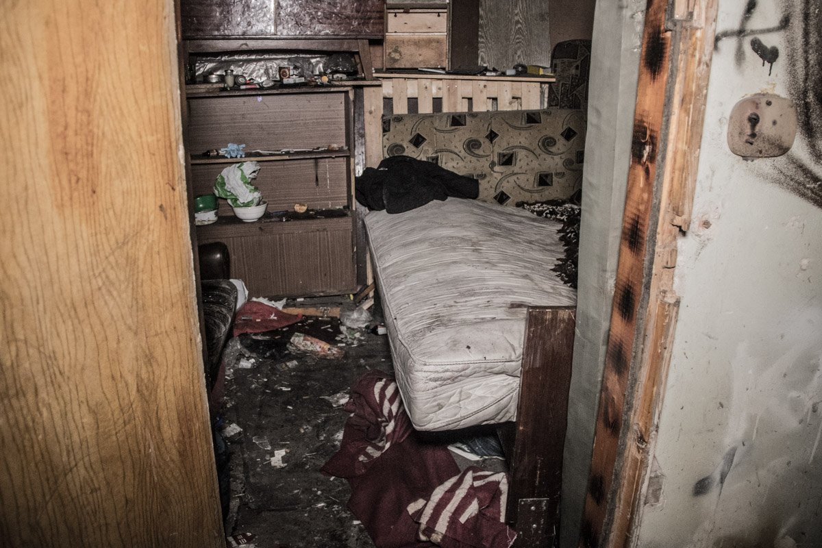 Внутри здания умерший мужчина лежал в импровизированной «комнатке» Внутри здания умерший мужчина лежал в импровизированной «комнатке»