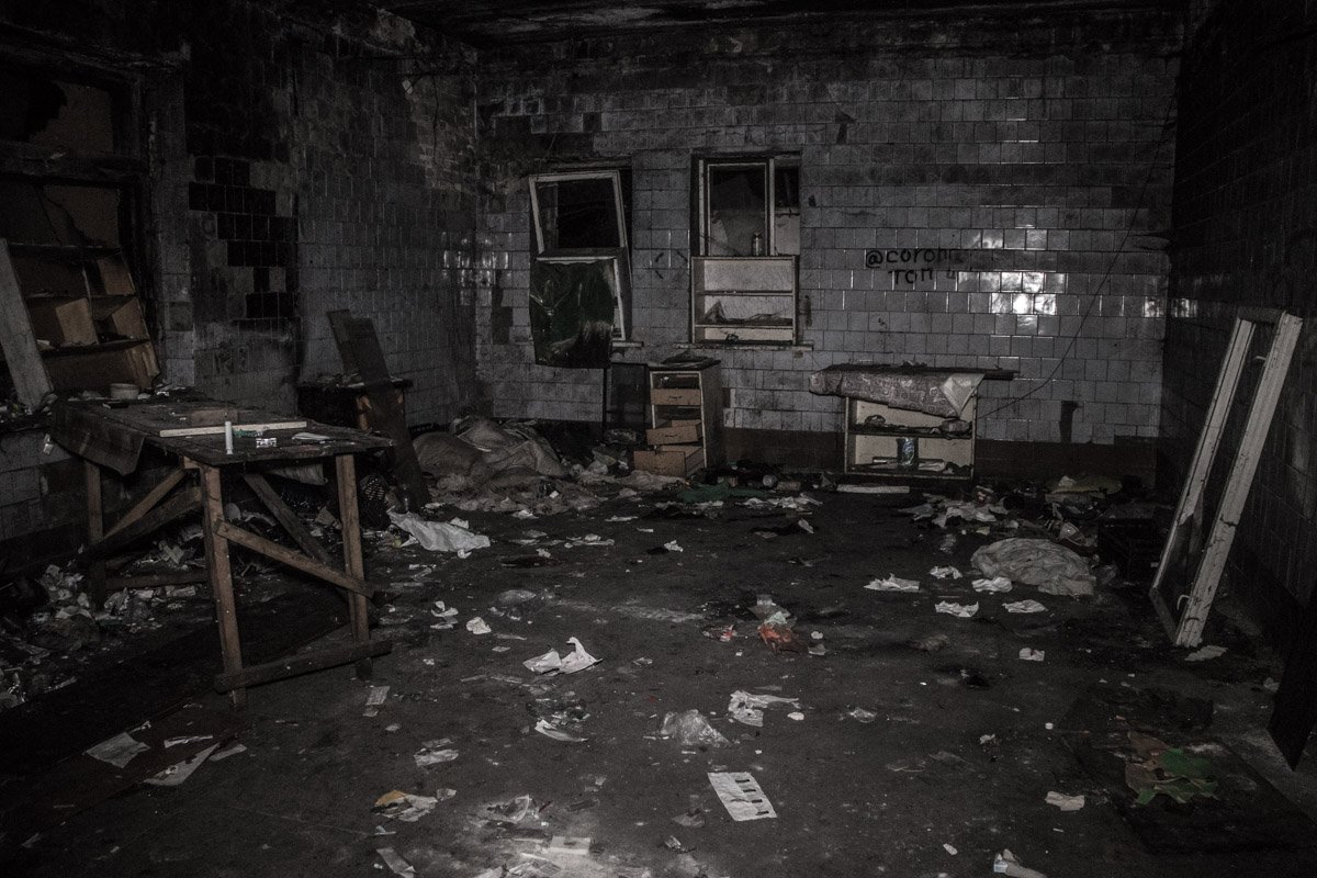 В этом здании бездомные организовали себе место жительства В этом здании бездомные организовали себе место жительства