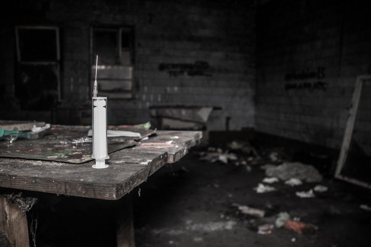 Шприцов было так много, что сложно было на них не наступить Шприцов было так много, что сложно было на них не наступить