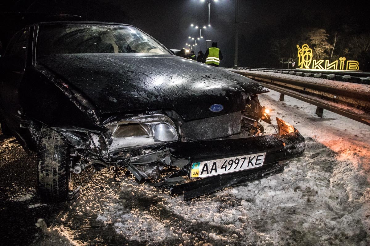 Мужчина в неадекватном состоянии на Ford Scorpio на скорости влетел в отбойник