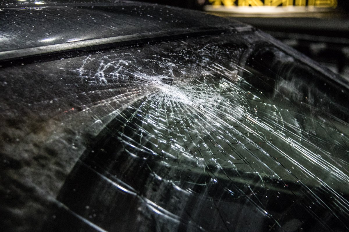 По словам очевидца, мужчина, который находился в машине, был в неадекватном состоянии и не мог связать и двух слов