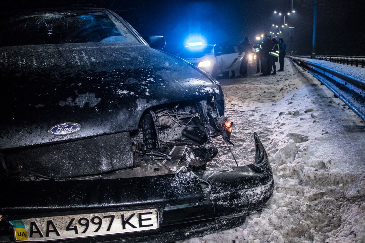 Ford влетел в отбойник, из-за чего сильно пострадала передняя часть авто
