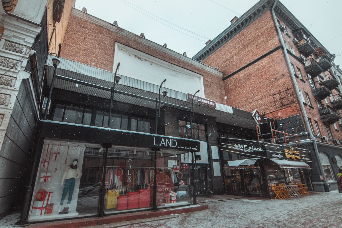 В наши дни иллюзион окружили современный магазин одежды и кофейня В наши дни иллюзион окружили современный магазин одежды и кофейня