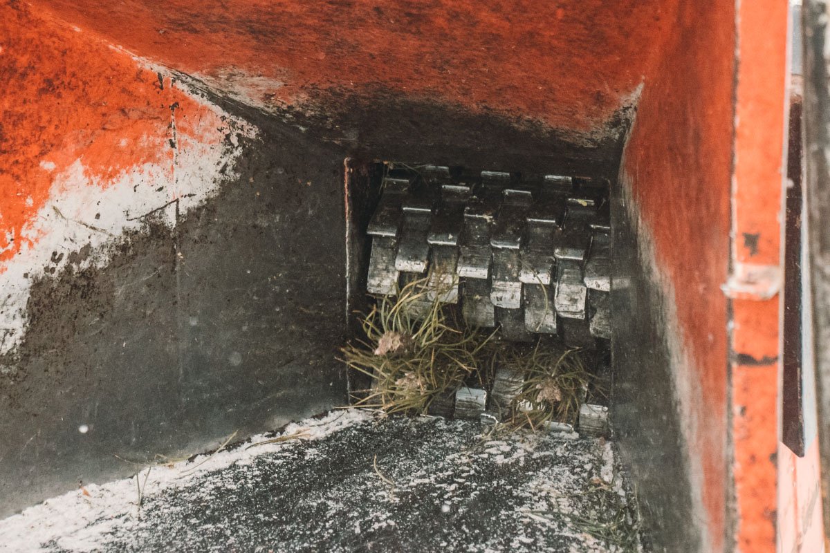 Машина измельчает елки в мелкую труху 