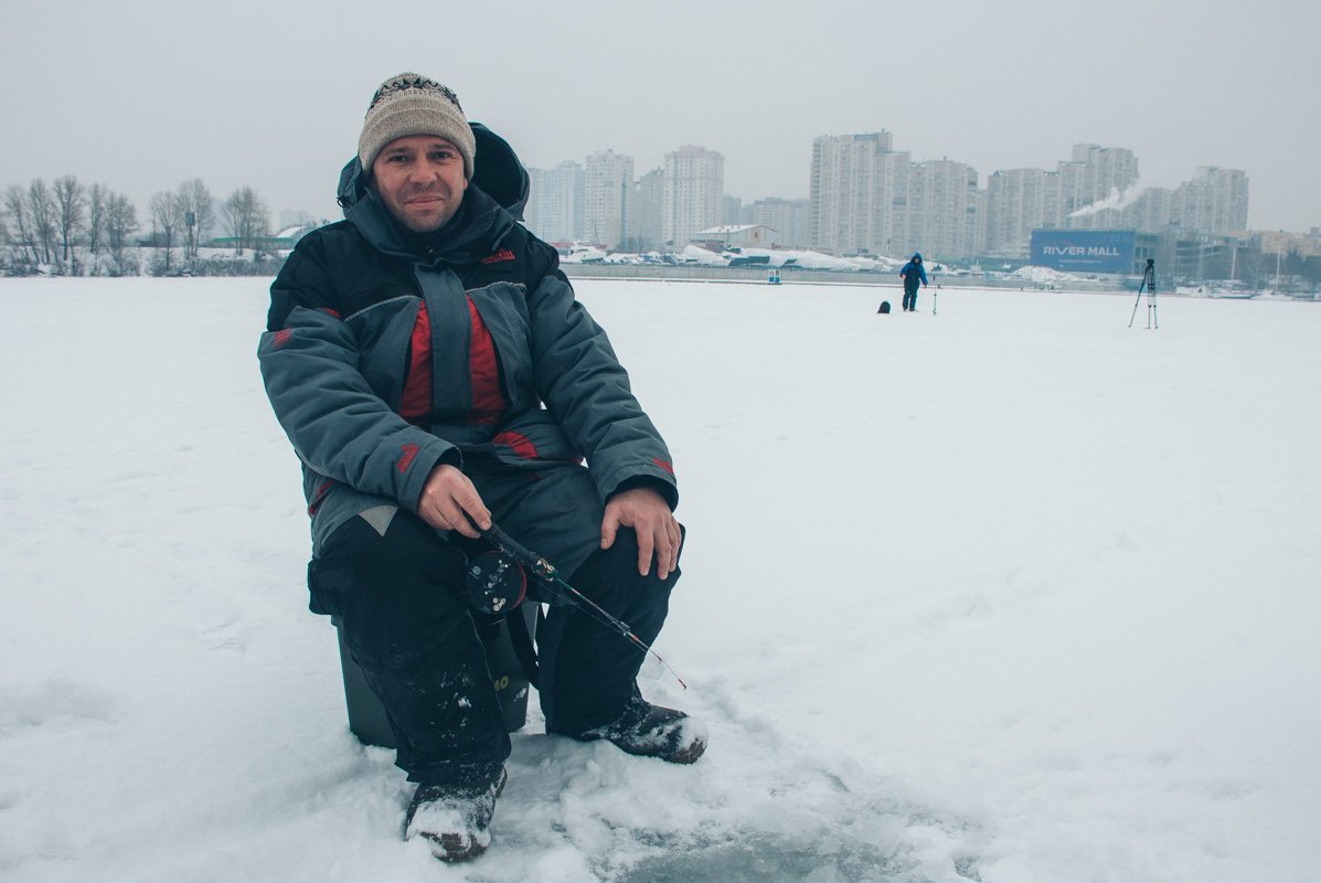 С приходом холодов на лед выходят рыбаки