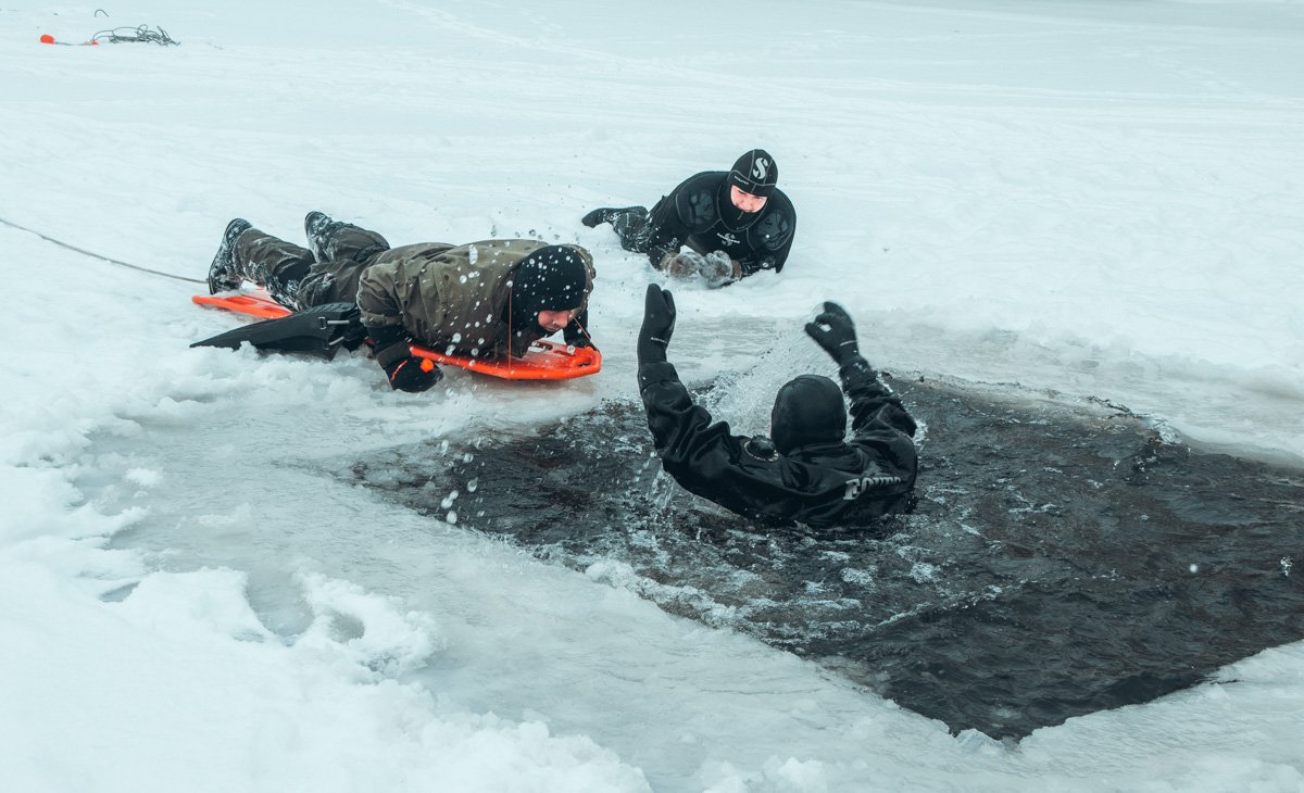 Для этого спасатели на постоянной основе тренируются, несмотря на ледяную воду