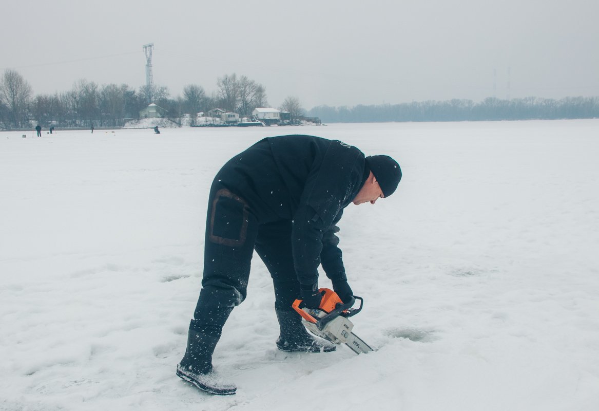 Для тренировок водолазы подготовили специальную лунку