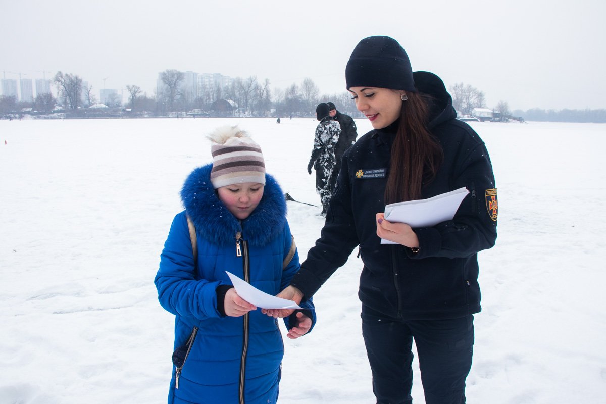 Кроме этого всем раздавали листовки с рекомендациями о поведнии на льду